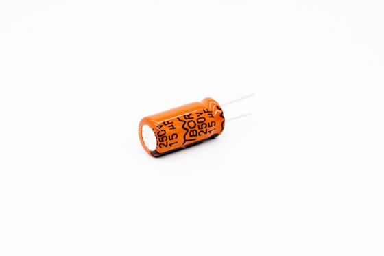 Zatrzaśnij kondensator elektrolityczny o wysokim tętnieniu 15uf 250v