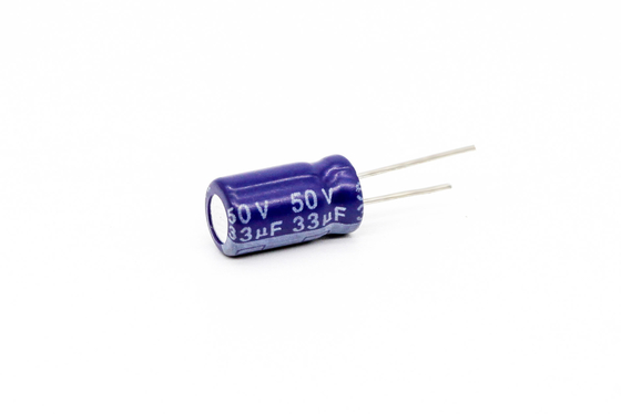 33uf50v 6.3x11 Miniaturowy kondensator Wysokoczęstotliwościowy kondensator aluminiowy o niskiej ESR