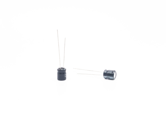 Czarne miniaturowe aluminiowe kondensatory elektrolityczne 47UF 35V TW BOR