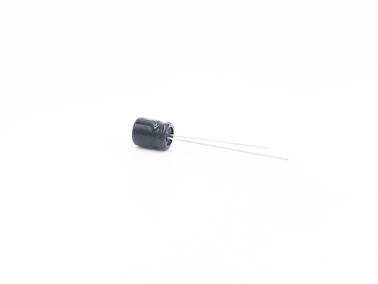 Czarne miniaturowe aluminiowe kondensatory elektrolityczne 47UF 35V TW BOR