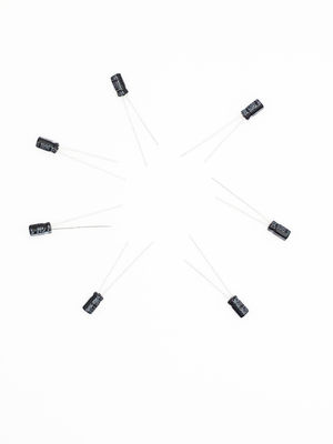 2000 godzin Żywotność kondensatora promieniowego typu ołowiowego 4,7 UF 50 V 5x11 mm