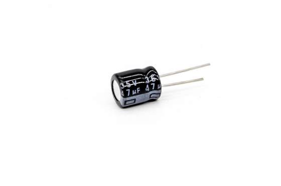 Czarny, szeroki, miniaturowy kondensator 5x7mm 25v 47uf