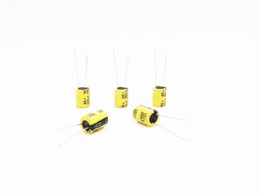 Promieniowy ołowiowy elektrolityczny kondensator świetlny LED 100UF80V 10x13mm