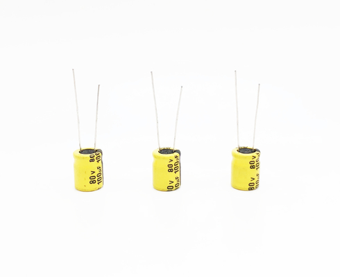 Promieniowy ołowiowy elektrolityczny kondensator świetlny LED 100UF80V 10x13mm